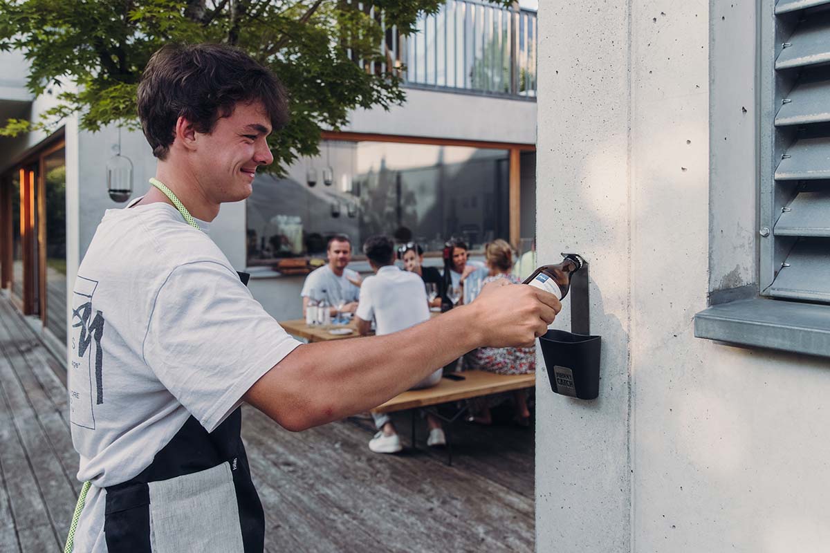 Höfats Johnny Catch Wandflaschenöffner silber mit Auffangbecher